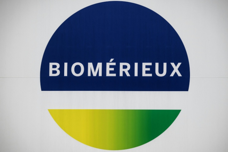 BioMérieux, spécialiste français des tests et diagnostics médicaux, va créer 400 emplois et investir plus de 250 millions d'euros dans une usine de production en Isère ( AFP / JEFF PACHOUD )