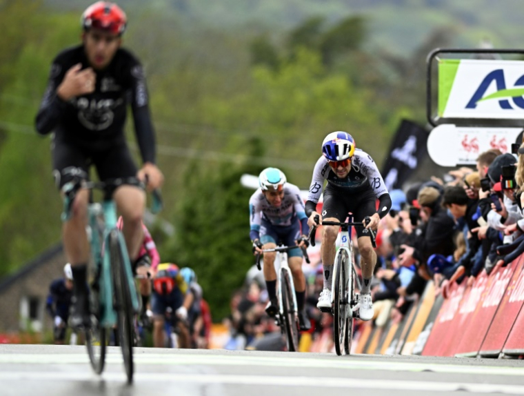 Le Français Kevin Vauquelin (à gauche) et le Britannique Tom Pidcock dans le mur de Huy lors de la Flèche Wallonne le 23 avril 2025. ( BELGA / JASPER JACOBS )