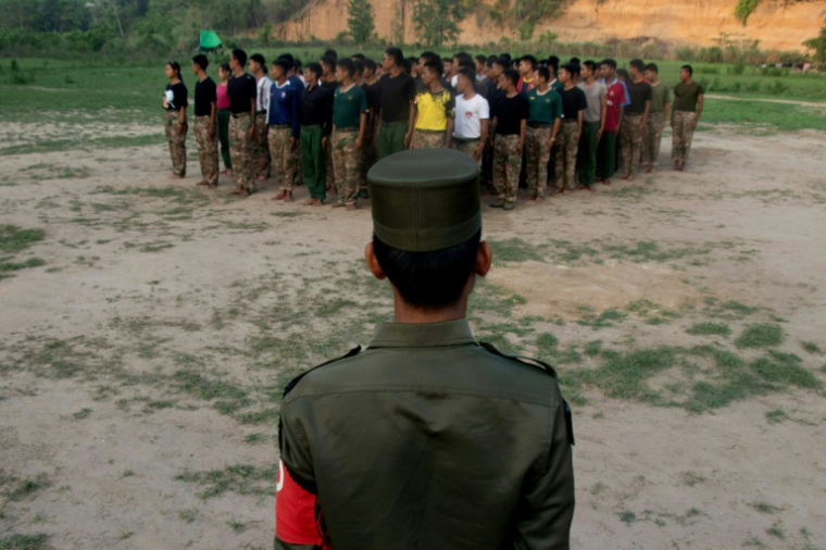 Des membres des PDF de Mandalay dans un camp d'entrainement secret dans la région de Sagaing, dans le nord de la Birmanie, le 19 mai 2026 ( AFP / STR )