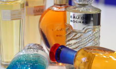 Des flacons de parfums Rochas sont exposés dans les bureaux du fabricant de parfums Interparfums à Paris