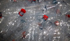 Industriels, élus, distributeurs et ONG sont reçus mardi matin pour discuter des modalités de mise en œuvre du plan plastique du gouvernement et de sa mesure la plus controversée, la consigne de la bouteille plastique pour recyclage ( AFP / SEBASTIEN BOZON )