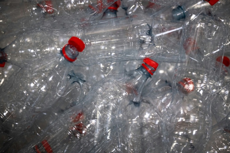 Industriels, élus, distributeurs et ONG sont reçus mardi matin pour discuter des modalités de mise en œuvre du plan plastique du gouvernement et de sa mesure la plus controversée, la consigne de la bouteille plastique pour recyclage ( AFP / SEBASTIEN BOZON )