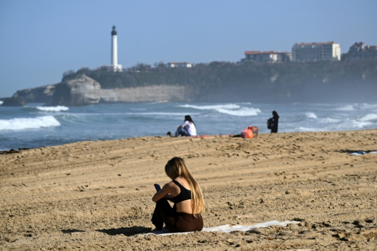 Des habitants sur une plage de Biarritz dans les Pyrénées-Atlantiques le 25 février 2026 ( AFP / Gaizka IROZ )