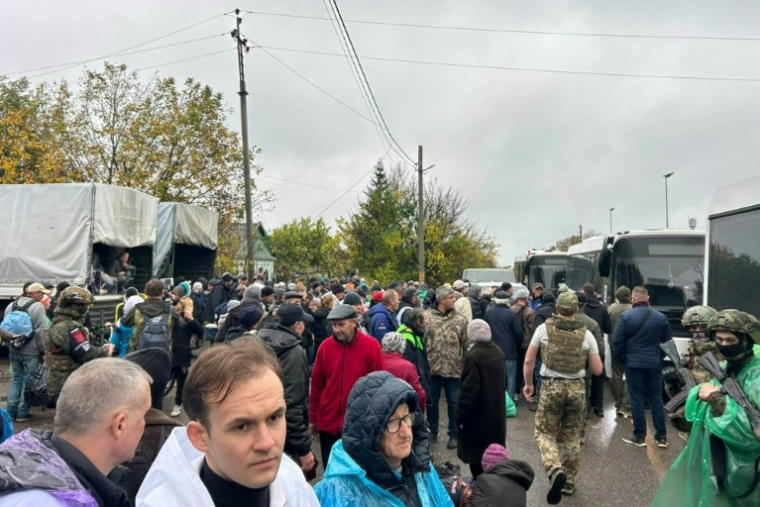 Cette photographie, publiée le 30 octobre 2026 sur la page Facebook officielle de Kyrylo Boudanov, chef de cabinet du président ukrainien, montre des habitants attendant près d'autobus avant leur évacuation à Olechky, dans la région de Kherson (sud). ( Facebook Official account of Kyrylo Budano / - )