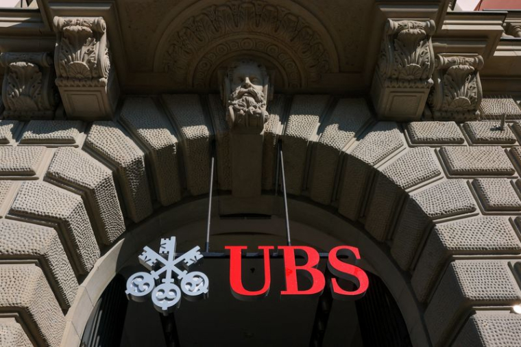 PHOTO D'ARCHIVES : Logo de la banque suisse UBS sur un bâtiment de la Paradeplatz à Zurich