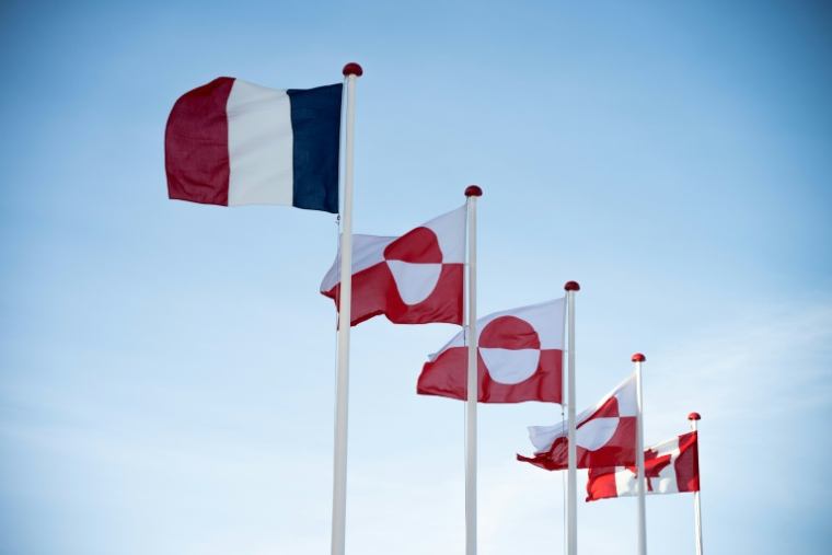 Les drapeaux français et canadien ancadrent ceux du Groenland en face du Parlement de Nuuk, le 6 février 2026 ( AFP / Florent VERGNES )