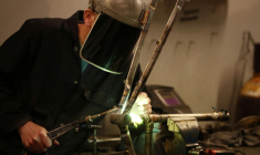Un ouvrier assemble un cadre de vélo dans une usine de Pashley