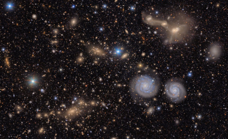 Image non datée, publiée par le NSF-DOE le 20 juin 2025, d'une autre petite section de la vue complète de l'amas de la Vierge depuis l'observatoire Vera C. Rubin dont deux galaxies spirales proéminentes (en bas à droite), trois galaxies en fusion (en haut à droite), des groupes de galaxies lointaines, et de nombreuses étoiles de la Voie lactée ( NSF-DOE Vera C. Rubin Observatory / HANDOUT )
