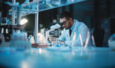Chercheur au travail dans le secteur de la santé. (Crédits: Adobe Stock)