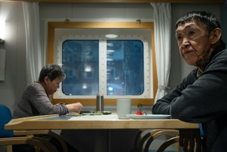 Des passagers assis aux tables de la cantine du ferry Sarfaq Ittuk, près de Nuuk, au Groenland, le 13 mars 2026 ( AFP / Florent VERGNES )
