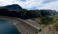Le barrage de Serre-Ponçon, dans les Alpes françaises, à un niveau très bas dû à la sécheresse le 19 août 2022. ( AFP / JOEL SAGET )