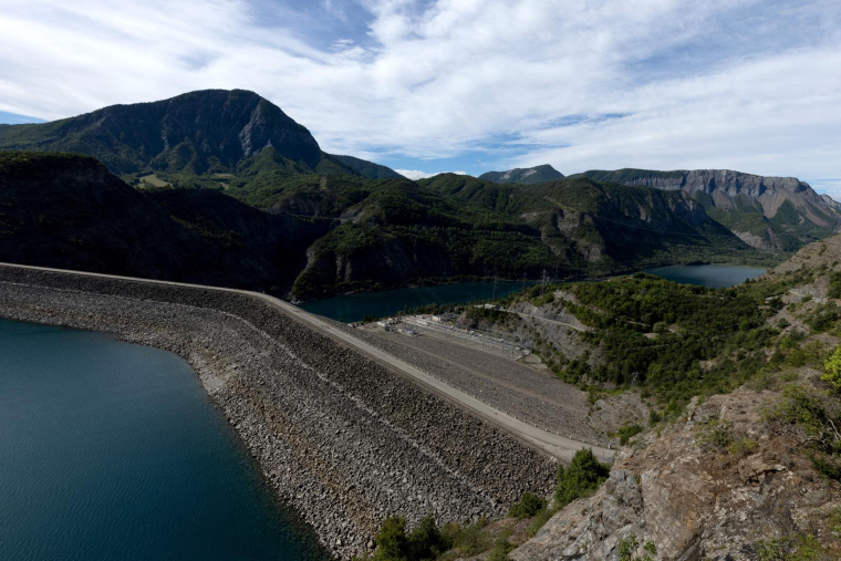 Le barrage de Serre-Ponçon, dans les Alpes françaises, à un niveau très bas dû à la sécheresse le 19 août 2022. ( AFP / JOEL SAGET )