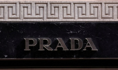 Le logo de Prada à l'extérieur d'une boutique à Milan