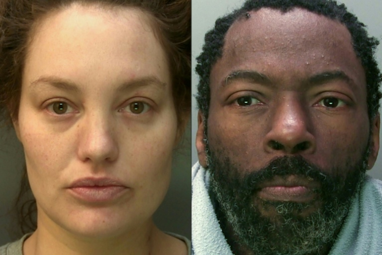 Combo réalisé le 14 juillet 2025 de photos fournies par la police britannique de Constance Marten (g) et Mark Gordon, reconnus coupables de l'homicide involontaire de leur bébé ( Metropolitan Police / - )