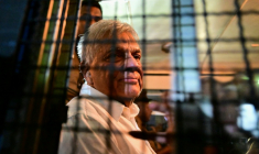 L'ancien président du Sri Lanka, Ranil Wickremesinghe, dans un bus pénitentiaire à Colombo le 22 août 2025, après avoir été placé en détention provisoire suite à des allégations de détournement de fonds publics ( AFP / Ishara S. KODIKARA )