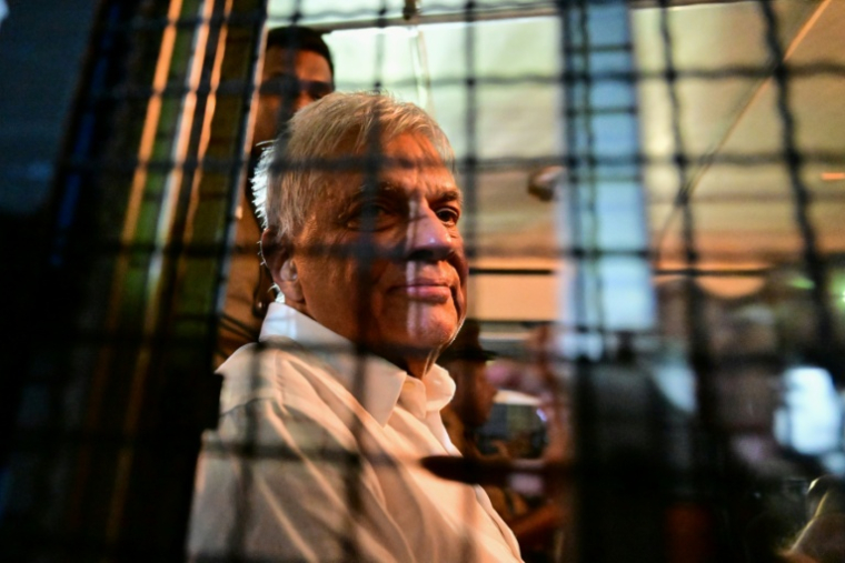 L'ancien président du Sri Lanka, Ranil Wickremesinghe, dans un bus pénitentiaire à Colombo le 22 août 2025, après avoir été placé en détention provisoire suite à des allégations de détournement de fonds publics ( AFP / Ishara S. KODIKARA )