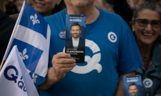 Un sympathisant tient un tract à l'effigie du chef du Parti québécois (PQ), Paul St-Pierre Plamondon, devant la Maison de Radio-Canada à Montréal, dans la province de Québec au Canada, le 23 septembre 2026 ( AFP / Alexis Aubin )