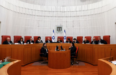 Photo d'archives: La juge en chef Esther Hayut et ses collègues juges de la Cour suprême israélienne à la Haute cour de Jérusalem