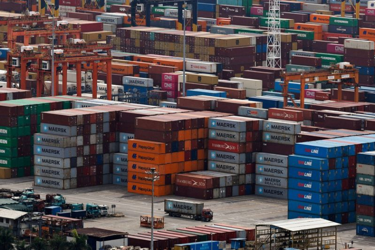 Un camion transportant un conteneur circule dans le port de Yantian à Shenzhen