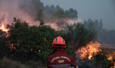 Un pompier à Montfort-sur-Argens, le 31 juillet 2026. ( AFP / THIBAUD MORITZ )