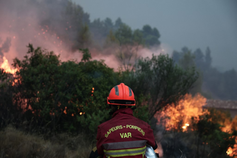 Un pompier à Montfort-sur-Argens, le 31 juillet 2026. ( AFP / THIBAUD MORITZ )