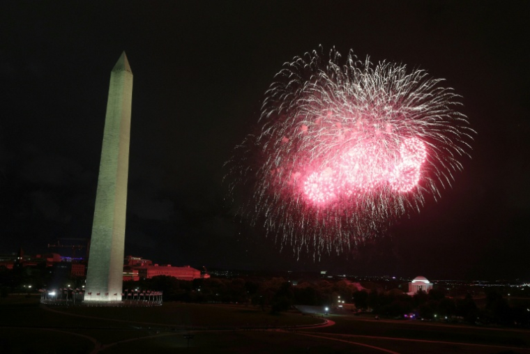 Des feux d'artifice illuminent le ciel au-dessus du National Mall à la fin de l'UFC Freedom 250 qui s'est déroule sur la pelouse sud de la Maison Blanche, à Washington, le 15 juin 2026 ( POOL / Kevin Dietsch )