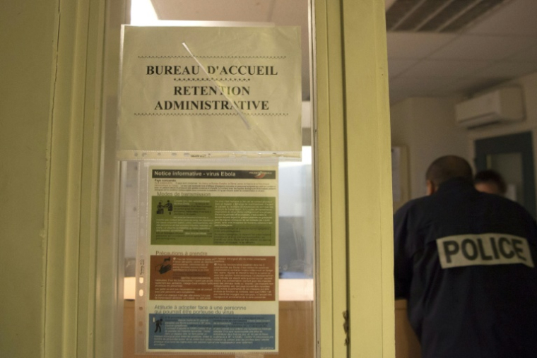 Un policier près du bureau d'accueil du centre de rétention administrative Canet, à Marseille, le 18 novembre 2017 ( AFP / BERTRAND LANGLOIS )