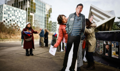 Une manifestante tient une silhouette en carton grandeur nature de l'ancien président philippin Rodrigo Duterte lors d'une manifestation de soutien devant la Cour pénale internationale (CPI), où se tiennent les audiences de confirmation des charges visant à détailler les accusations de crimes contre l'humanité qui le vise, à La Haye, le 23 février 2026 ( AFP / Simon Wohlfahrt )