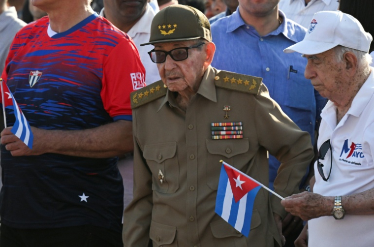 L’ancien président cubain Raul Castro (au centre) et l’ancien vice-président José Ramon Machado Ventura (à droite) participent à un rassemblement du 1er Mai marquant la Fête internationale des travailleurs à La Havane, le 1er mai 2026 ( AFP / YAMIL LAGE )