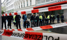 Des policiers à la recherche d'indices dans la rue, où un automobiliste a fauché mortellement deux personnes et fait plusieurs blessés, à Leipzig en Allemagne, le 5 mai 2026 ( AFP / Jens SCHLUETER  )
