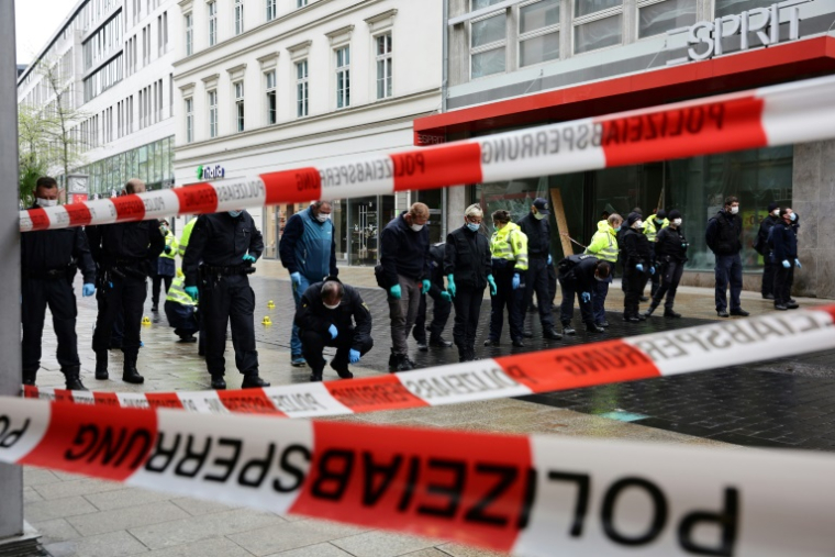 Des policiers à la recherche d'indices dans la rue, où un automobiliste a fauché mortellement deux personnes et fait plusieurs blessés, à Leipzig en Allemagne, le 5 mai 2026 ( AFP / Jens SCHLUETER  )