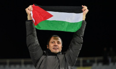 Un homme brandit un drapeau palestinien