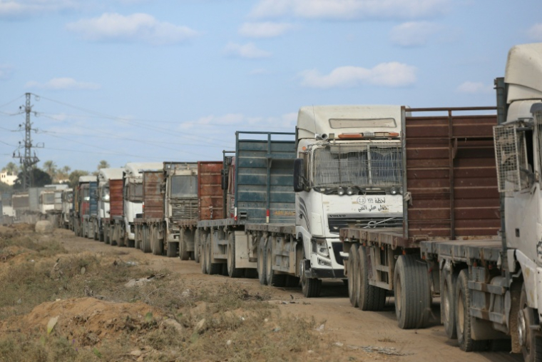 Des camions d'aide humanitaire attendre de passer le point de passage de Kissufim entre Israël et Gaza, le 17 ocotobre 2025 ( AFP / BASHAR TALEB )