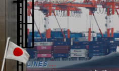 Un drapeau national japonais flotte des conteneurs de marchandises dans un port industriel de Tokyo