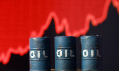 Une illustration montre des barils de pétrole imprimés en 3D et un graphique des stocks en hausse