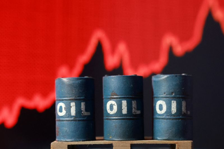 Une illustration montre des barils de pétrole imprimés en 3D et un graphique des stocks en hausse