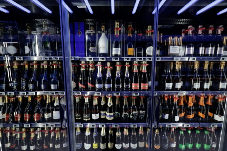 Des bouteilles de champagne en vente dans un supermarché à Paris, le 5 septembre 2025 ( AFP / STEPHANE DE SAKUTIN )