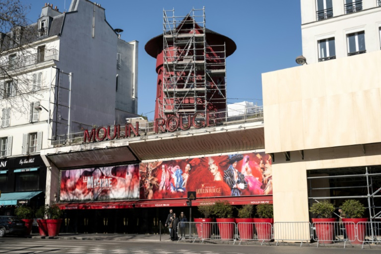 Le Moulin Rouge sans ses ailes à Paris, le 5 mars 2025 ( AFP / BERTRAND GUAY )