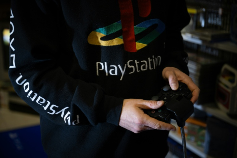 "La production de disques physiques pour tous les nouveaux jeux sortant sur consoles PlayStation sera interrompue" à compter de janvier 2028, indique Sony ( AFP / LOU BENOIST )
