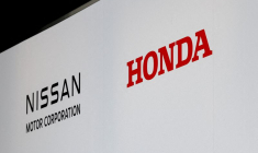 Honda, Nissan et Mitsubishi Motors tiennent une conférence de presse conjointe sur leurs discussions de fusion