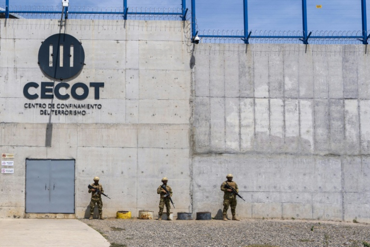 Des soldats montent la garde lors d'une visite de la ministre américaine à la Sécurité intérieure, Kristi Noem, au Centre de détention des terroristes (Cecot) à Tecoluca, au Salvador, le 26 mars 2025 ( POOL / Alex Brandon )