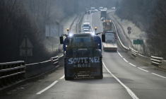 Un convoi de tracteurs en route vers Paris sur une route près de Bergerac, le 6 janvier 2026, après son départ de Cancon, dans le Lot-et-Garonne  ( AFP / Christophe ARCHAMBAULT )