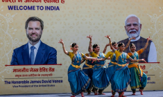 Des danceurs souhaitent la bienvenue au vice-président américain JD Vance à New Delhi. ( POOL / Kenny HOLSTON )