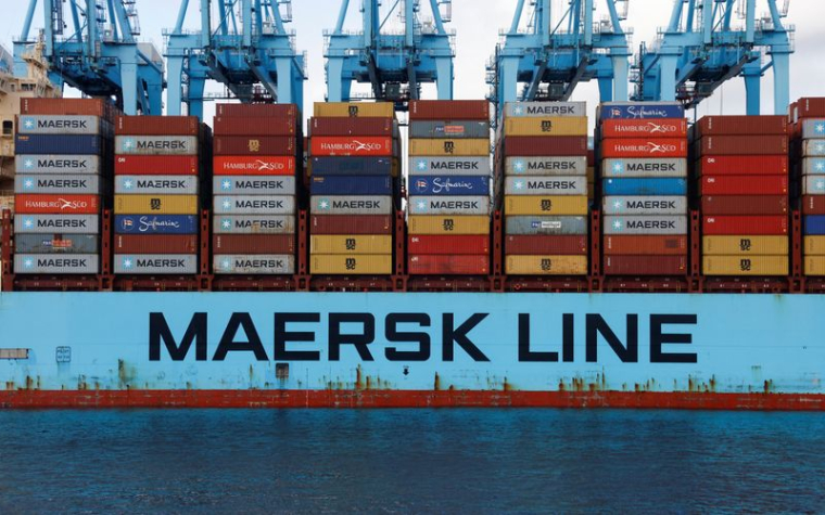Des conteneurs sont vus sur le porte-conteneurs géant Triple-E Majestic Maersk dans le port d'Algésiras
