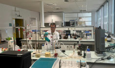 Un ingénieur effectue des tests sur des vins et spiritueux pour en vérifier l'authenticité et la conformité aux réglementations dans un laboratoire de la DGCCRF, le 3 juillet 2025 à Pessac, en Gironde ( AFP / Paul CASSEDANNE )
