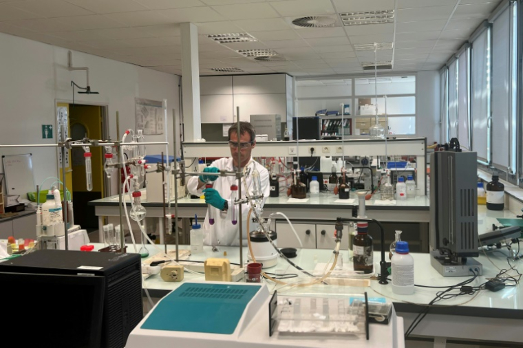 Un ingénieur effectue des tests sur des vins et spiritueux pour en vérifier l'authenticité et la conformité aux réglementations dans un laboratoire de la DGCCRF, le 3 juillet 2025 à Pessac, en Gironde ( AFP / Paul CASSEDANNE )