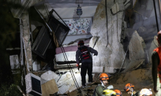 Opérations de secours dans un immeuble de Haïfa, dans le nord d'Israël, détruit par une frappe iranienne le 5 avril 2026 ( AFP / Ilia YEFIMOVICH )