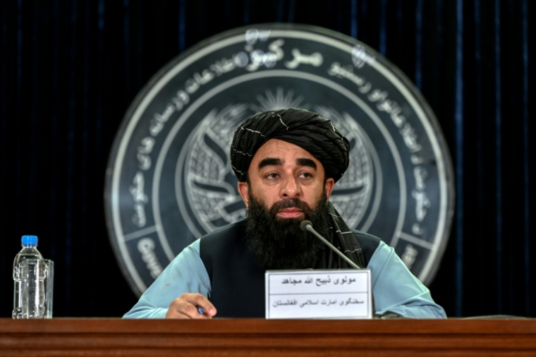 Le porte-parole du gouvernement taliban, Zabihullah Mujahid, s'exprime lors d'une conférence de presse, le 12 octobre 2025 à Kaboul ( AFP / Wakil KOHSAR )