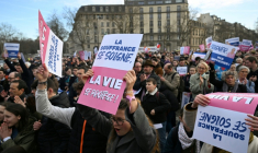 Manifestation d'opposants à la future loi fin de vie lors d'une "marche pour la vie" organisée chaque année par des militants s'inscrivant dans les rangs catholiques conservateurs, le 18 janvier 2026 à Paris  ( AFP / Martin LELIEVRE )