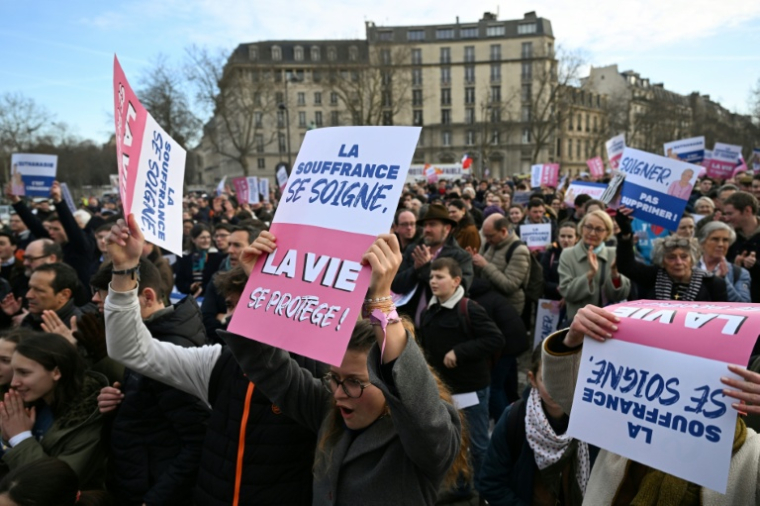 Manifestation d'opposants à la future loi fin de vie lors d'une "marche pour la vie" organisée chaque année par des militants s'inscrivant dans les rangs catholiques conservateurs, le 18 janvier 2026 à Paris  ( AFP / Martin LELIEVRE )